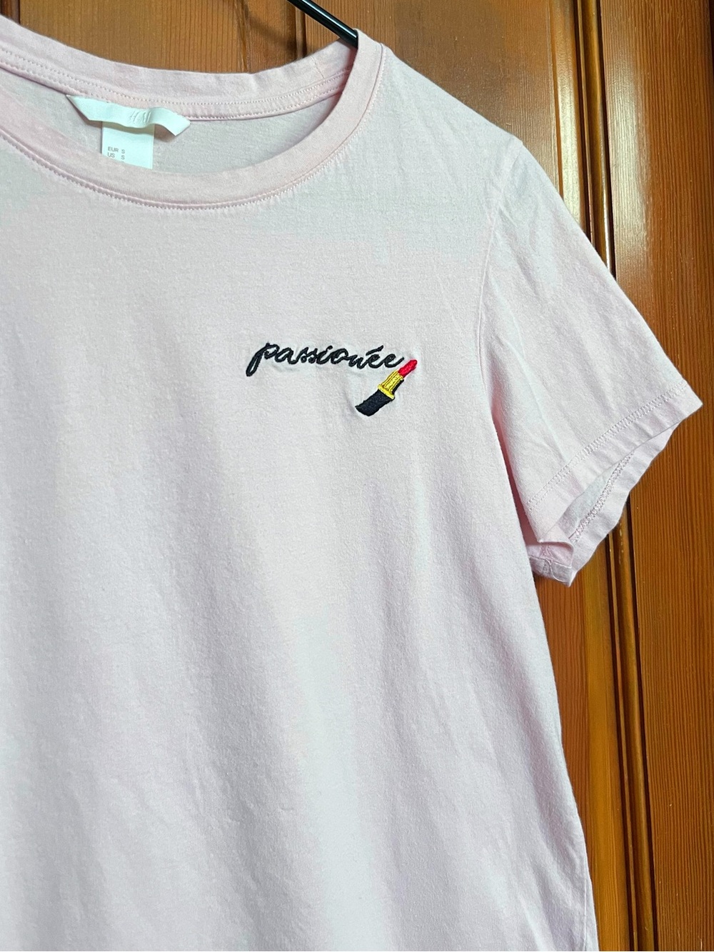 Embroidered Lipstick ‘Passionée’ Script Crewneck T-Shirt | H&M, S | Pale Pink